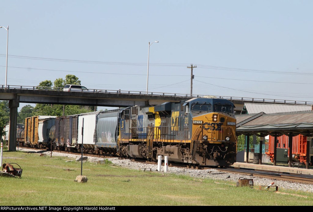 CSX 5213 leads train Q406-20 northbound